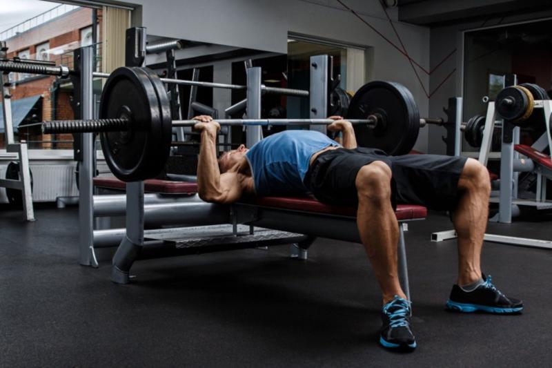 How to squeeze 100 kg from the chest in just a month. Top 5 exercises from the Master of sports in bench press